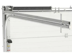 Sectionale Garagedeur Met Glad Effect Met Centrale Witte Loopdeur En Somfy Motor - Lavega